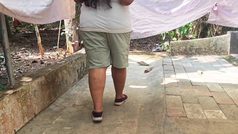 Anne Ipe: Une fille desi en short vêtue d’un haut blanc et...