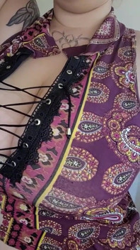 Des seins énormes t’ont surpris en train de regarder l’épicerie