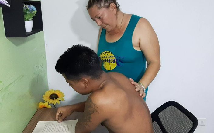 Miller Family: Aku masukin jariku ke dalam pantatnya waktu aku lagi asik...