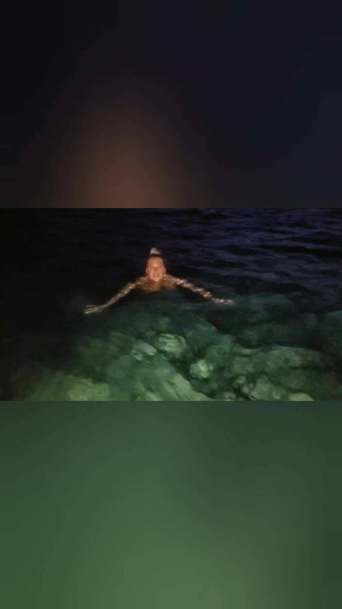 Annabelle Rogers: Mager onderdompelen in de Egeische Zee in Griekenland bij nacht!