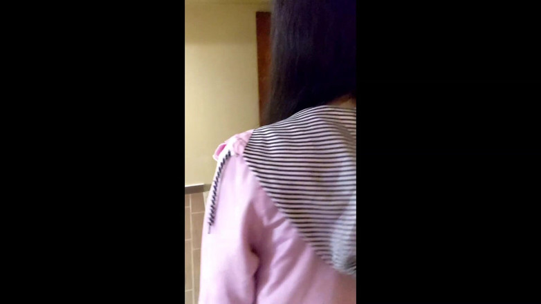 Gentleman Porno: 亚洲女孩展示衣柜，然后吮吸黑鸡巴