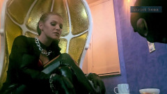 Strict Senz: Stina Stone Femdom Spuugt Voedsel Verpletterende Voeding Door Duitse Meesteres...