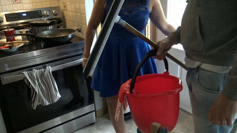 Souzan Halabi: 巨乳浮気妻が18歳の配管工にアナル舐めを与える