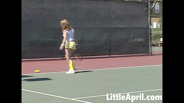Little April: La sexy teen little april gioca a tennis