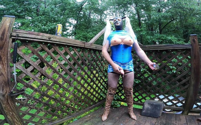 Jon Screcrow: コルセットされた大きな偽のおっぱいクロスドレッサー太ももハイブーツとタイトスカートのBTS写真撮影は激しくイク
