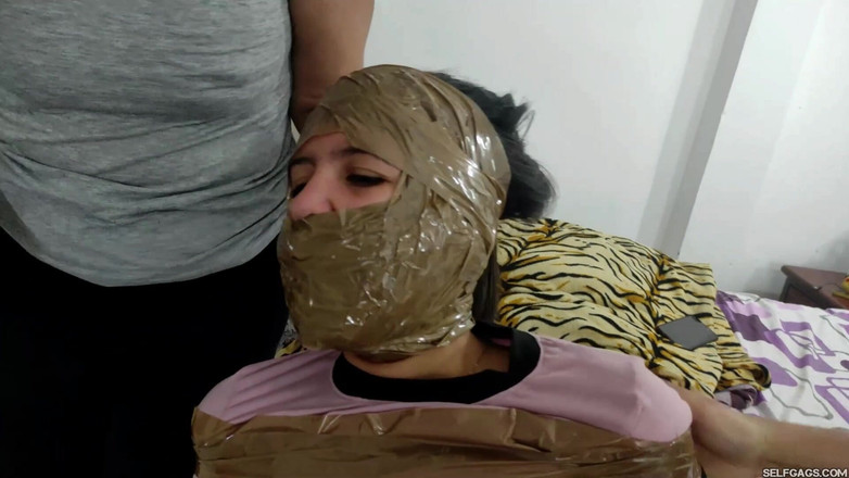 Selfgags Latina Bondage: Mary will gefesselt und massiv geknebelt werden!