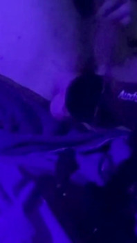S1uttranspup leva um vibrador de 9 polegadas em uma sala blacklit