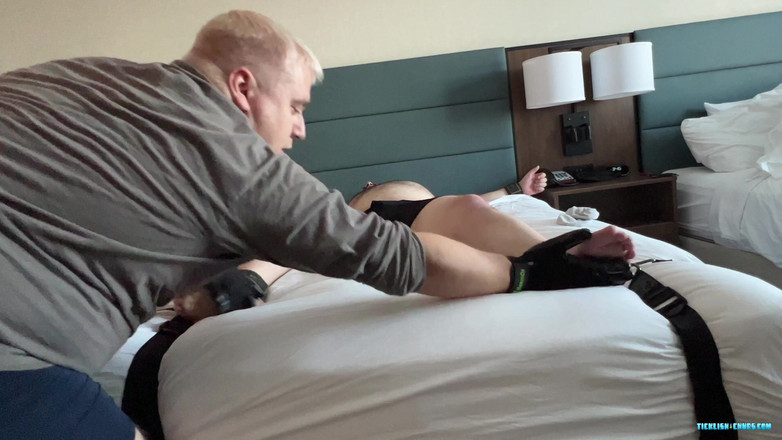 Ticklish Chubs: Jersey Tickling: Gấu Brad