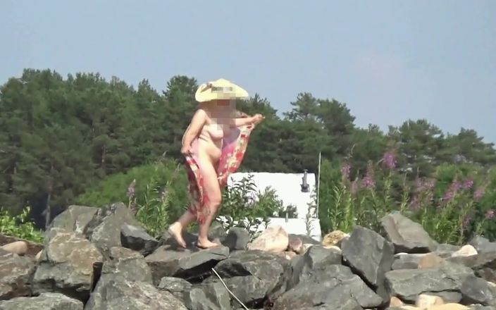 RedRoseRus: Desnuda milf caliente en una playa nudista