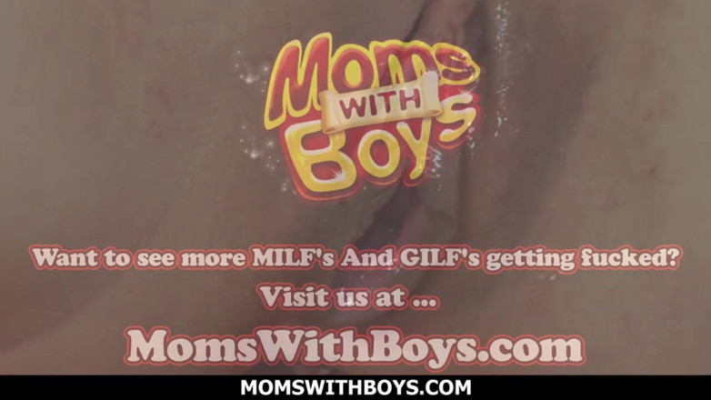 Moms With Boys: Nadržená macecha lízání zadku a šukání - celý film