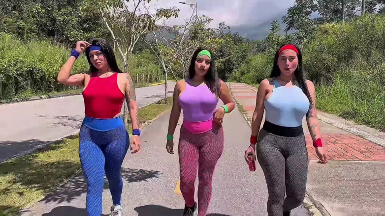 Jenifer Play: Şanslı Üvey Baba, Üç Üvey Kızıyla Seks Yapıyor