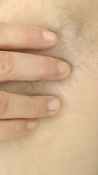 सॉफ्ट लॉन्ग आर्मपिट हेयर स्ट्रोक्ड