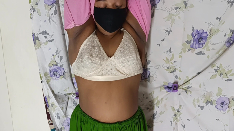 Your_Sapla: 孤独なデシの美しいデシ女性が自慰で満足しています。