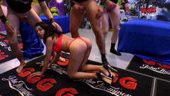 Gang Bang Germany: Awek berusia 18 tahun dalam gangbang dan menelan ggg John Thompson