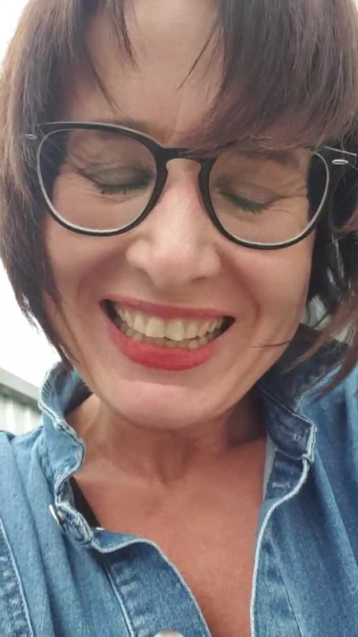 JulieEroticDress: Chorro en el área de estacionamiento