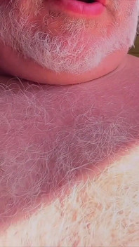 Gorda grande barriga masculina barbudo de olhos azuis pepino grande com bolas de touro