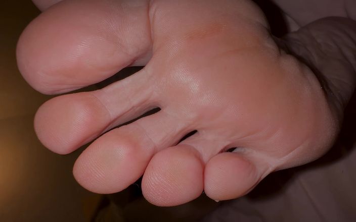 Gigi oficial: Cutiest Teen Combination: Very Close up Butthole Performance and Footfetish