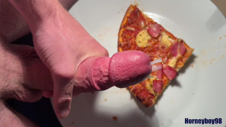 Horneyboy98: Twink postříká na jeho pizzu