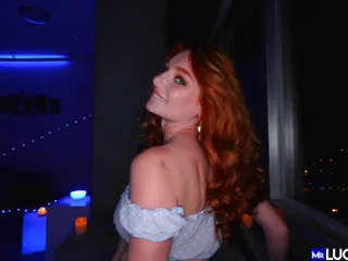 Soirée torride avec la voisine Lacy Lennon