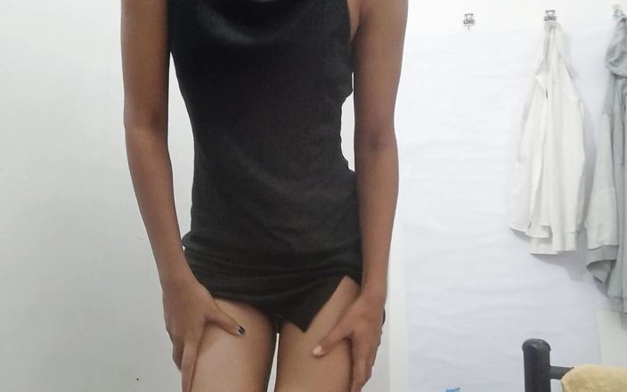 desigirl93: Aku lagi asik fingering memek sempit saudara tiriku yang kulit...