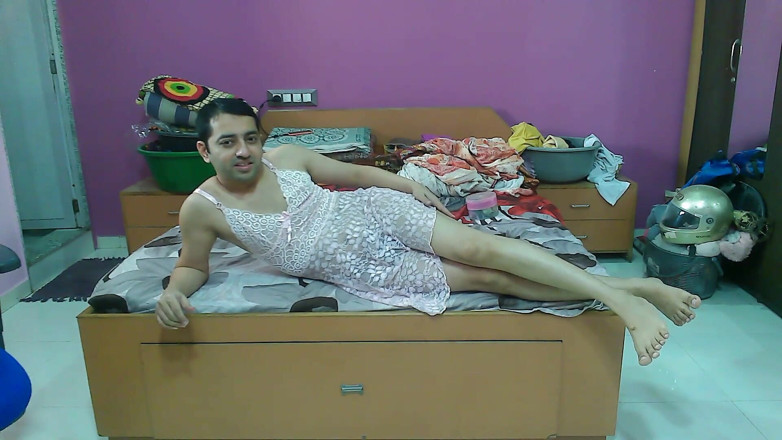 Cute & Nude Crossdresser: Roztomilá sissy crossdresser sweet lízátko v růžové princezně nighty.