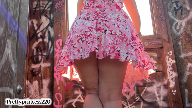 Panfil corina: Guarda cosa esce da sotto la mia gonna