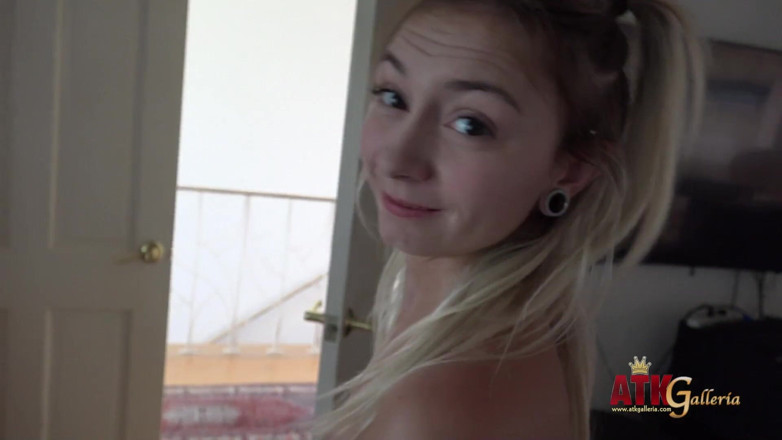 ATKIngdom Fans: Chloe Temple kommt auf alle Viere, um ihren schönen arsch...