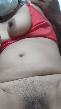 밤에 침실 침대에서 계모와 섹스하는 배다른 여동생