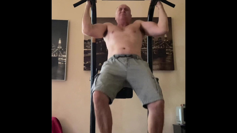 Alex Art: Bătrân care se masturbează și face exerciții fizice