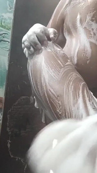 Vidéo d’une étudiante dans une salle de baath à l’auberge