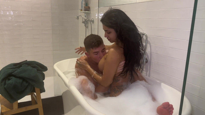 Yasmina and Brady: Sinnlicher Spaß in Der Badewanne Mein Haus - Yasmina Khan