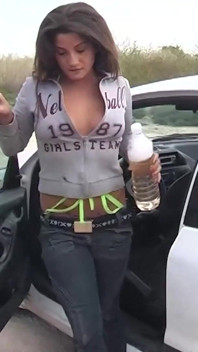 Cikánská hubená brunetka s malými roztomilými kozami čistí moje auto v bikinách a je nahá