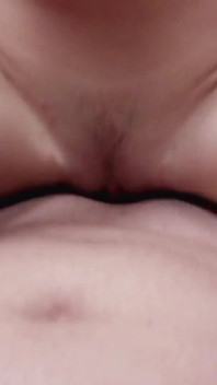 Si rambut coklat berpantat besar tahu cara berkongkek keras