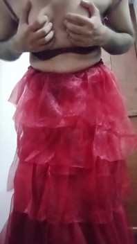 Indian Gay Crossdresser Bottom Presare și joacă cu sânii ei mari în rochie roșie sex real cu înregistrare de acasă