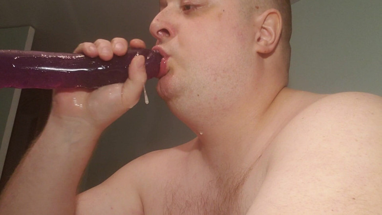 Charlieboy69: Gola profonda con un dildo
