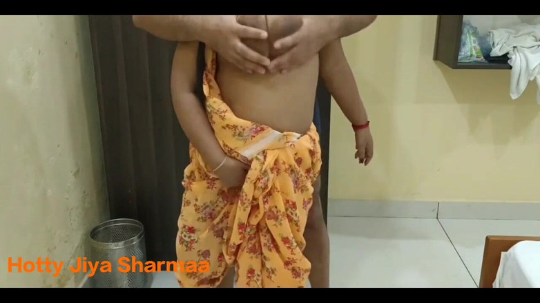 Desi Club House: Pembantu India disetubuhi oleh pemiliknya dengan saree kuning