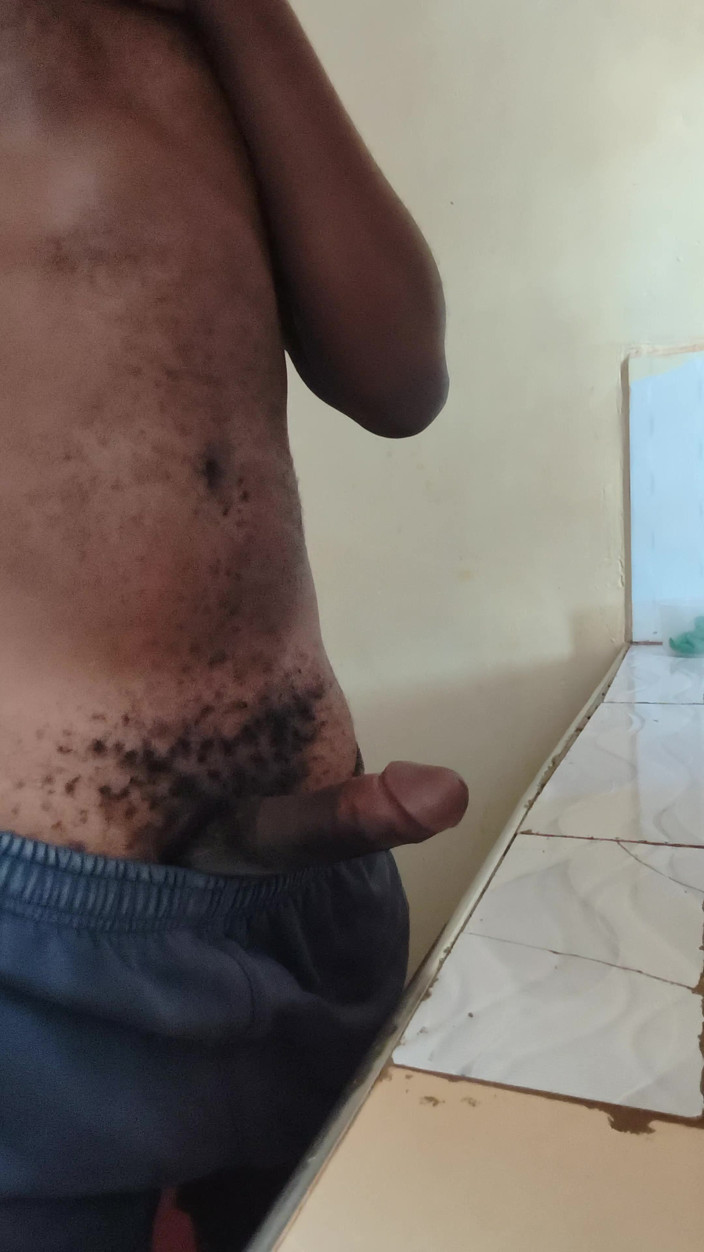 Kenyandick: Solo namorado masturbando seu pau duro no início da manhã...