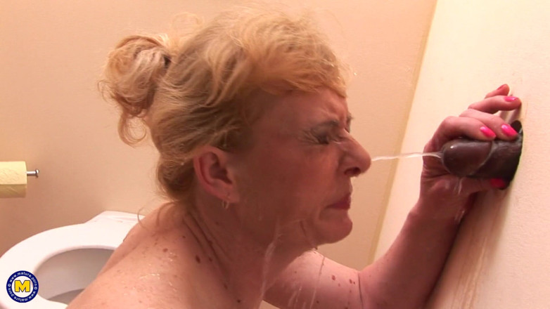 Mature NL: La signora matura succhia e scopa