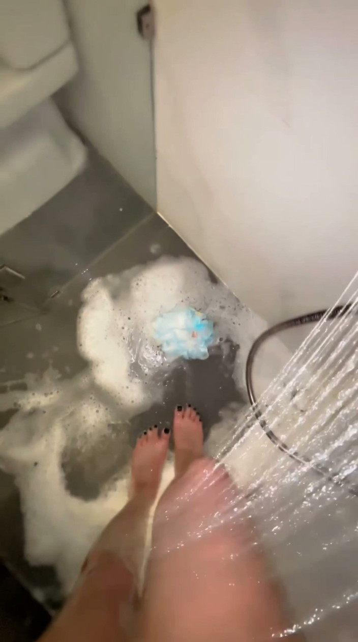 Tatto womane: Shower Feet