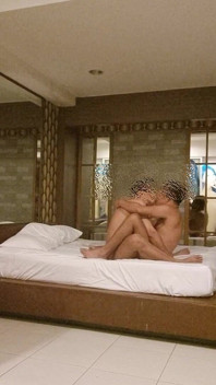 Hampir ditangkap apabila isterinya memanggil telefon bimbitnya.