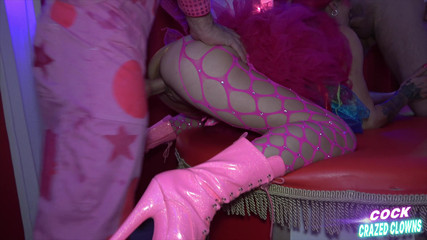 Cock Crazed Clowns: Marcus Quillan incontra i pagliacci rosa (speciale anale)