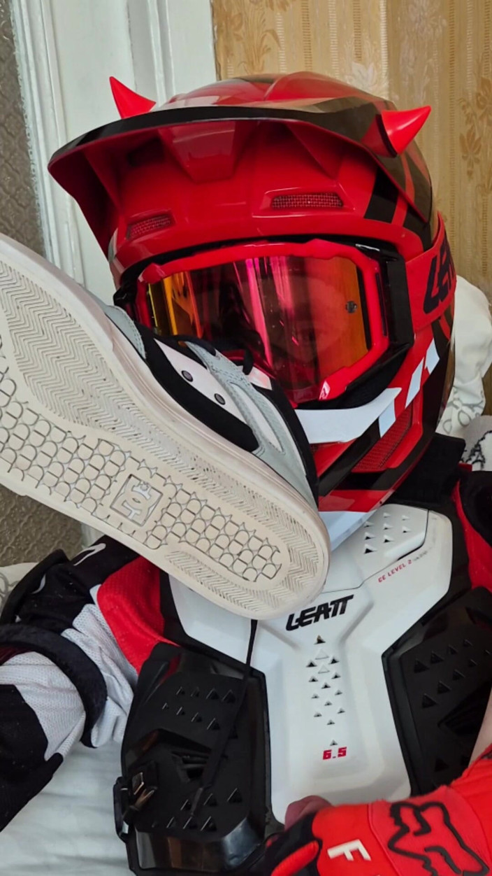 Sneakersmax98: Nell'abbigliamento da motociclista, ha portato all'orgasmo