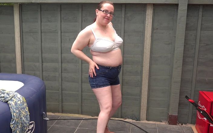 Horny vixen: Дружина з великими цицьками в сексуальних джинсових шортах