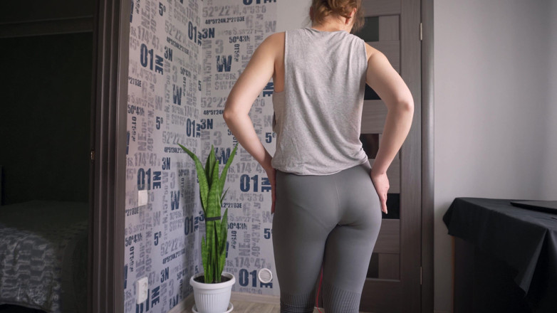 Teasecombo 4K: Fitte MILF neckt sichtbare höschen-linien in strumpfhosen