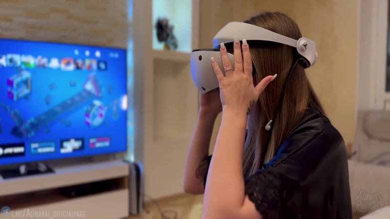 Alina Rai: Enteado fode madrasta enquanto ela está em realidade virtual