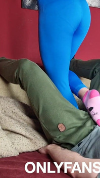 Des balles qui se frappent et piétinent dans de jolies chaussettes et leggings, femdom jozi piétine