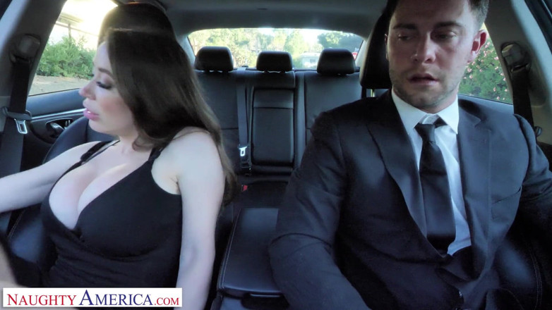 Naughty America: Naughty America Bianca chce penisa, a kierowca będzie szczęśliwym