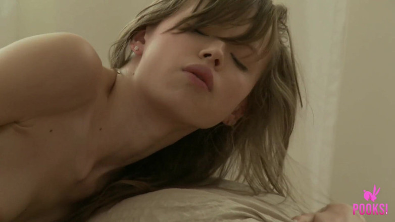 Pooksi: Small boobed college teen Lynn fingering her warm snatch!