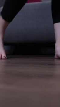 アジアの女の子の空手キックとPOV足崇拝