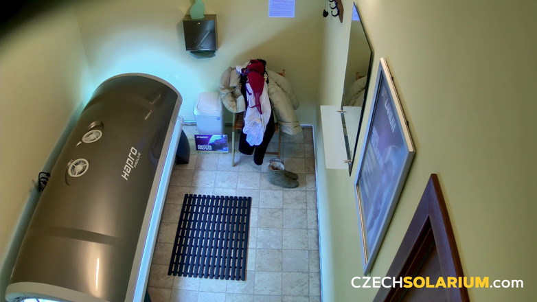 Czech Solarium: České solárium 82 baculatá děvka se svléká v soláriu